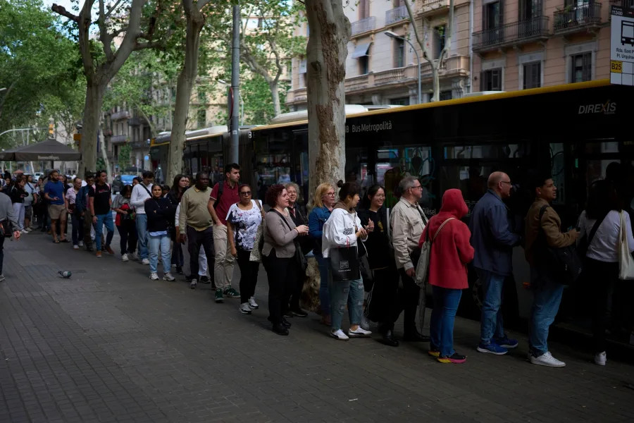 Κόσμος στις ουρές μετά το πρωτοφανές μπλακ άουτ