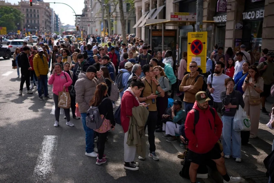 Πλήθος κόσμου περιμένει στη στάση λεωφορείου